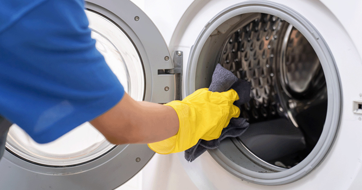 73-close-up-of-woman-cleaner-put-dirty-clothes-630.png 