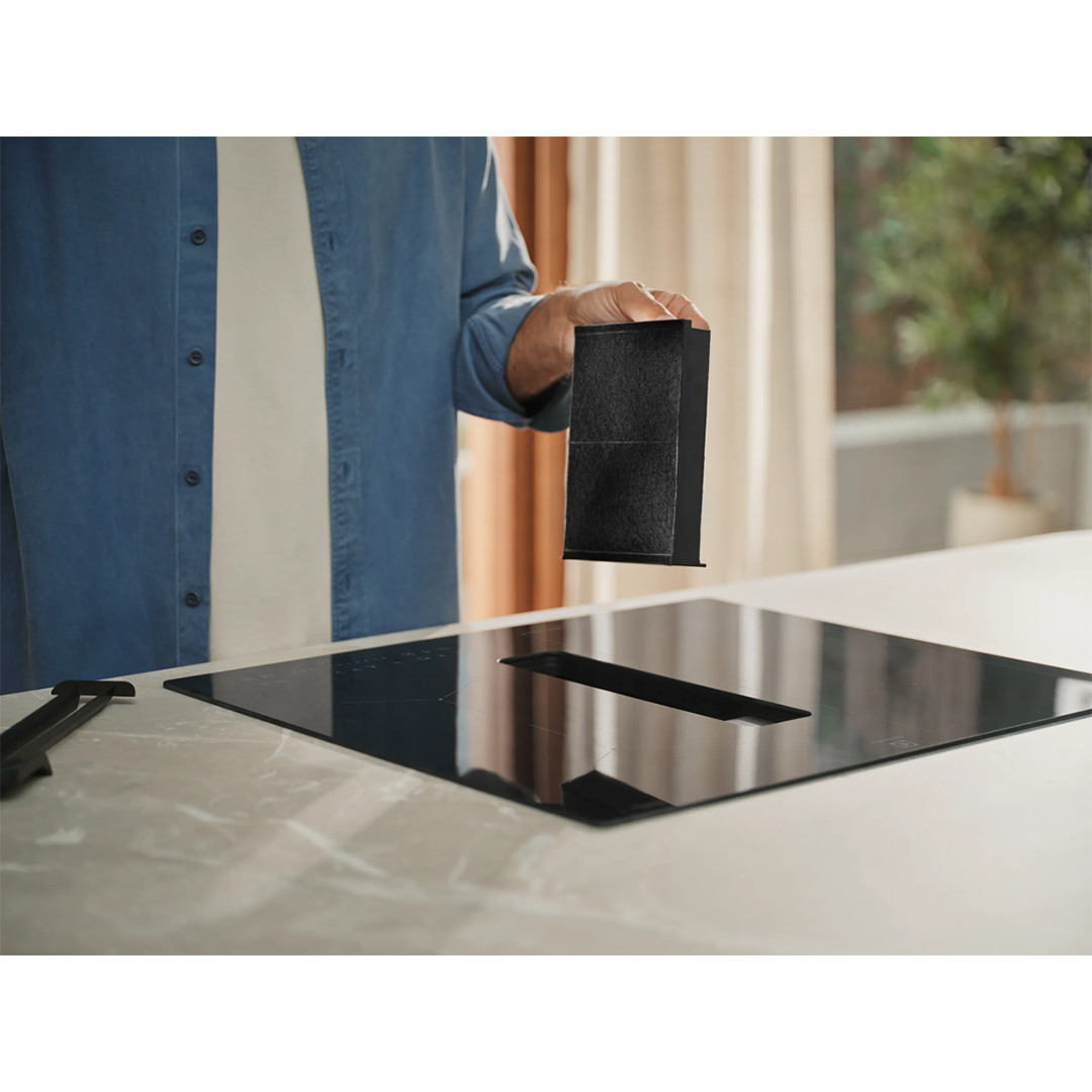 Electrolux 600 XT Bridge, plotis 60 cm, juoda - Įmontuojama indukcinė kaitlentė su gartraukiu
