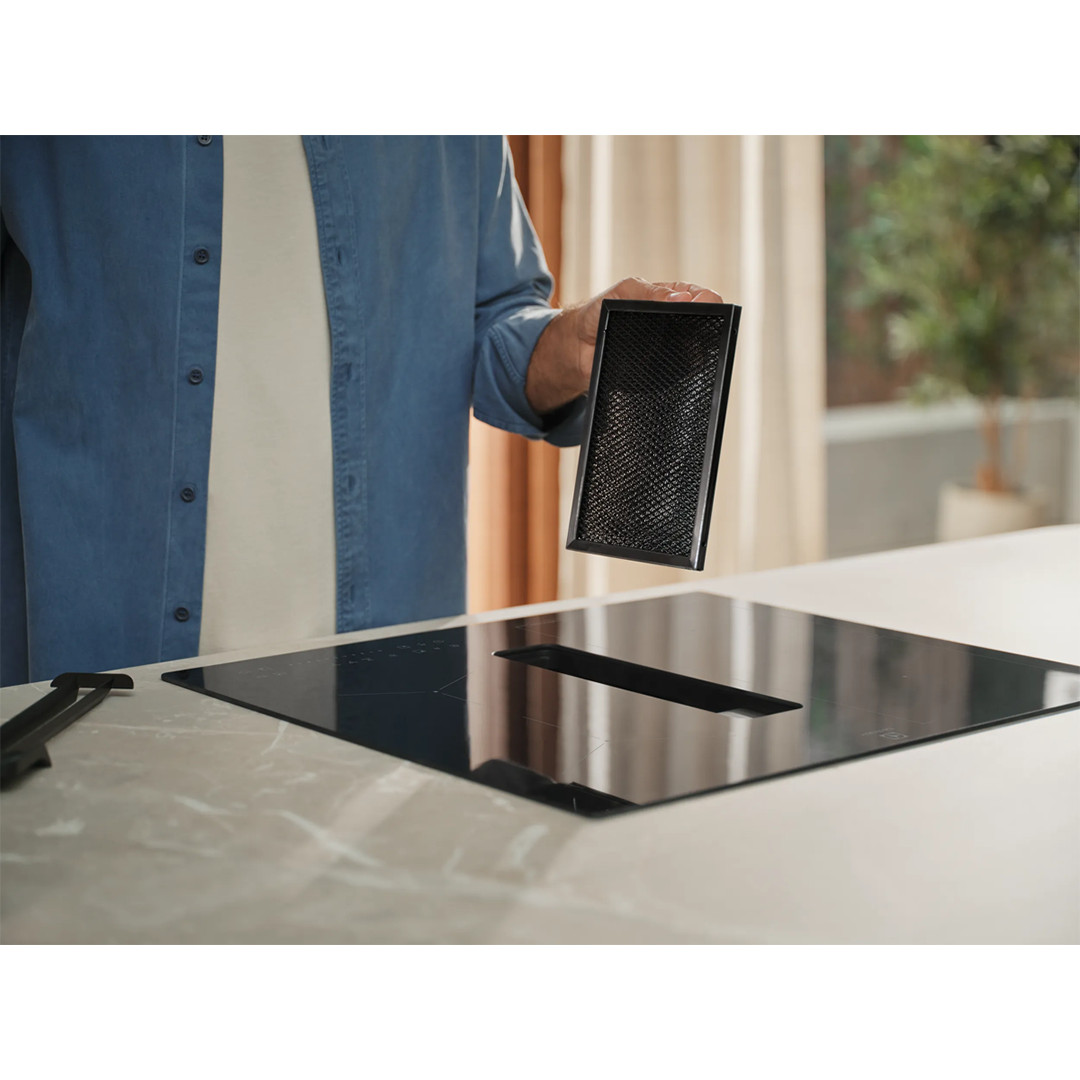 Electrolux 600 XT Bridge, plotis 60 cm, juoda - Įmontuojama indukcinė kaitlentė su gartraukiu